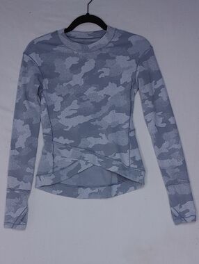 Women's Lululemon Gray Camo Close to‎ Crossing Long Sleeve Thermal Top Size 4